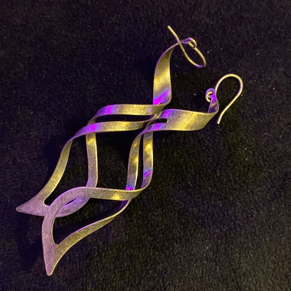 Silver-like metal swirl dangle earrings - Picture 2 of 3